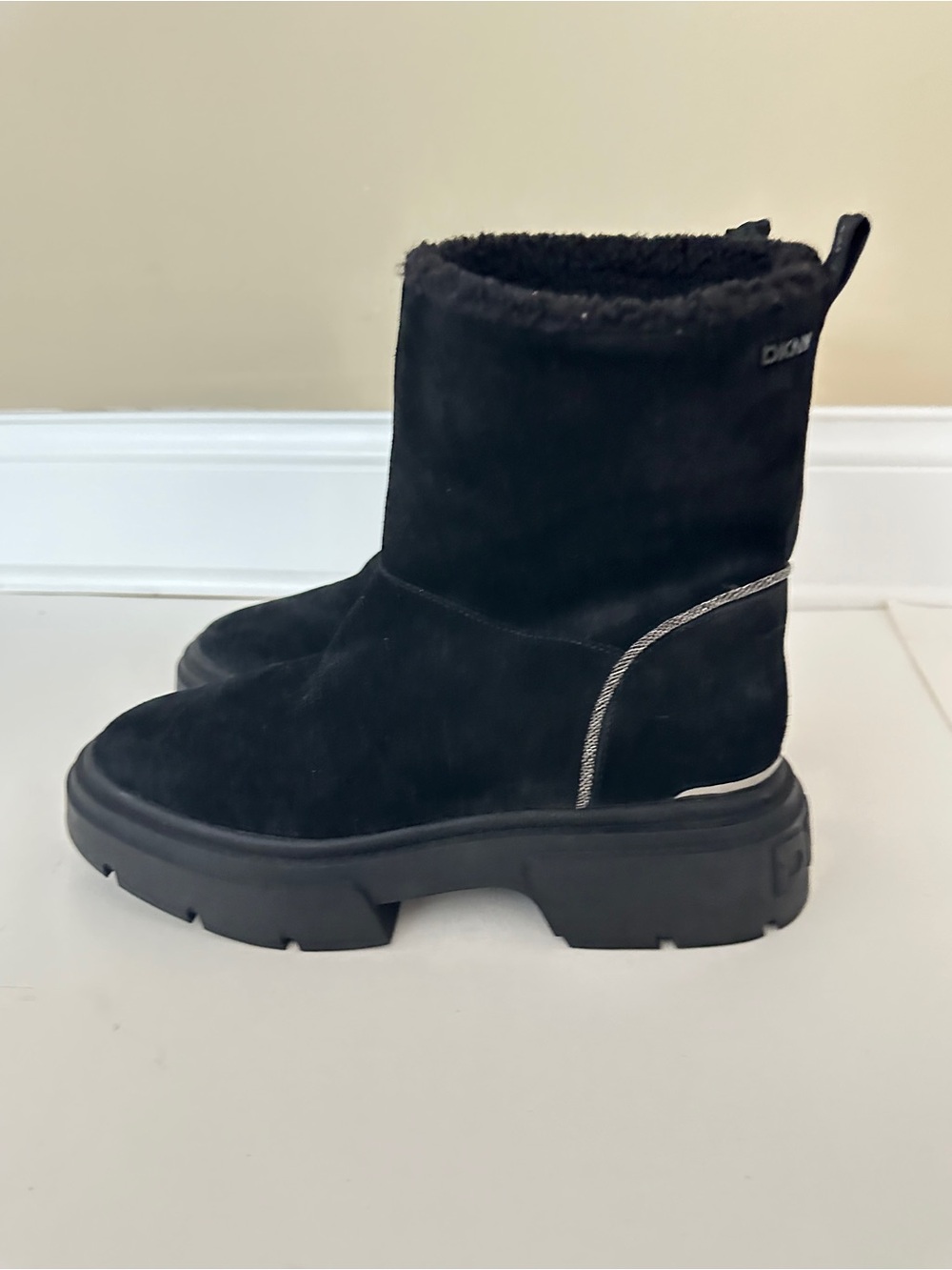 NEW DKNY Frankie Slip on Women’s Black Suede Lug-Sole Winter Boot, Sz 9.5